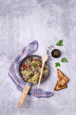 Sosis ile haşlanmış sebze