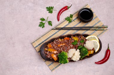 Sebzeli parlatılmış kırmızı pirinç