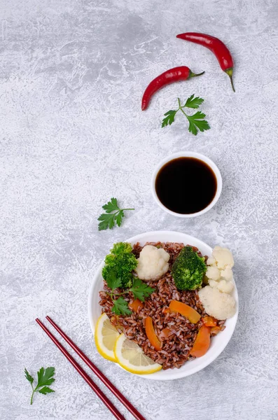 Arroz rojo sin pulir con verduras — Foto de Stock