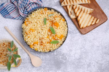 Kabak dilimleri ile geleneksel makarna