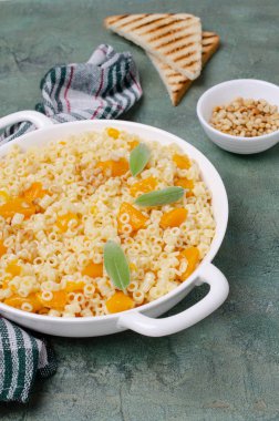 Kabak dilimleri ile geleneksel makarna