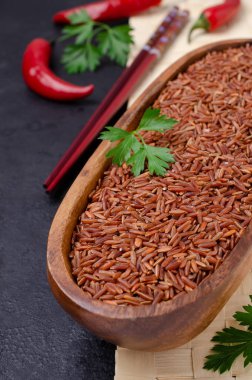 Kırmızı cilasız pirinç