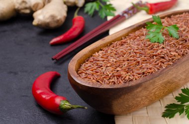 Kırmızı cilasız pirinç