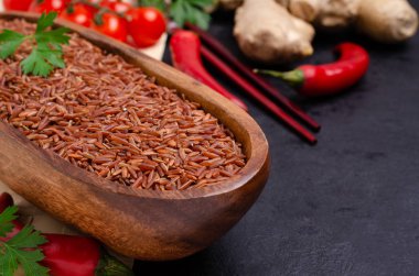 Kırmızı cilasız pirinç