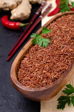 Kırmızı cilasız pirinç