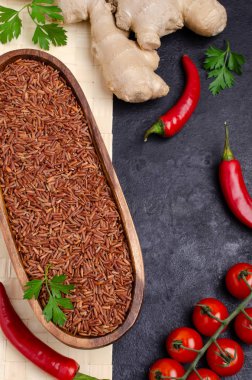 Kırmızı cilasız pirinç