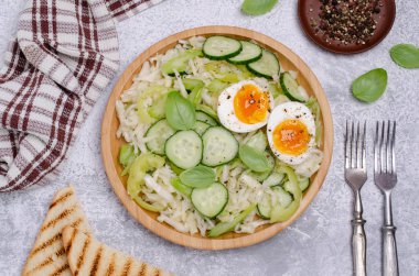 Çiğ sebze salatası.