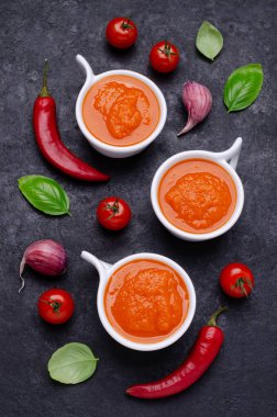 Ev yapımı sebze kırmızı sos