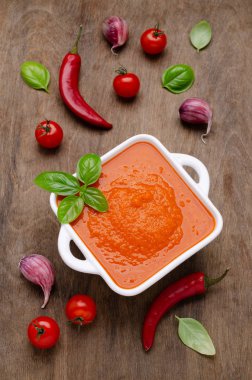 Ev yapımı sebze kırmızı sos