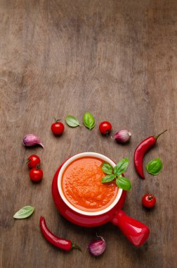 Ev yapımı sebze kırmızı sos