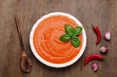 Ev yapımı sebze kırmızı sos