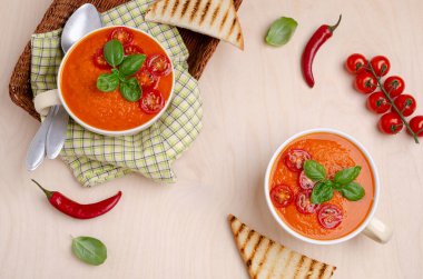 Ev yapımı sebze kırmızı krema çorbası
