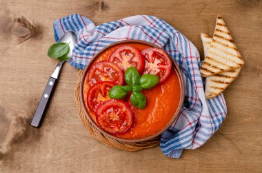 Ev yapımı sebze kırmızı krema çorbası