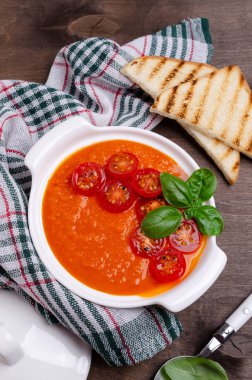 Ev yapımı sebze kırmızı krema çorbası