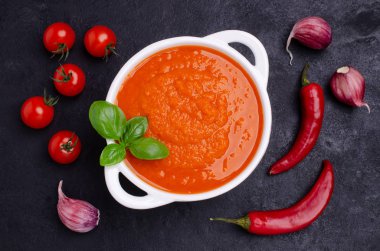 Ev yapımı sebze kırmızı sos