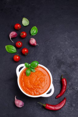 Ev yapımı sebze kırmızı sos