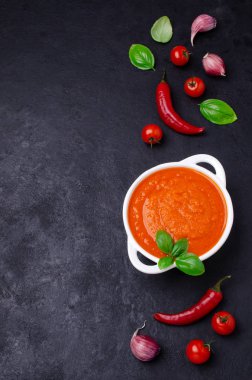 Ev yapımı sebze kırmızı sos