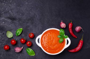 Ev yapımı sebze kırmızı sos