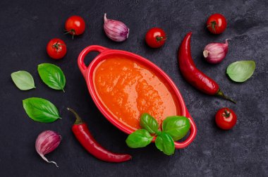 Ev yapımı sebze kırmızı sos