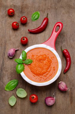 Ev yapımı sebze kırmızı sos