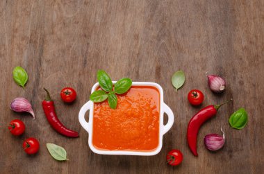 Ev yapımı sebze kırmızı sos