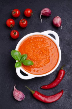 Ev yapımı sebze kırmızı sos