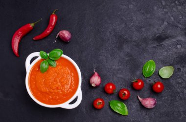 Ev yapımı sebze kırmızı sos