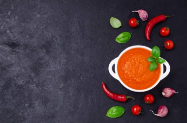 Ev yapımı sebze kırmızı sos