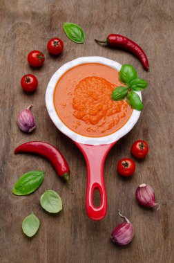 Ev yapımı sebze kırmızı sos