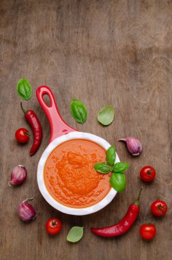 Ev yapımı sebze kırmızı sos