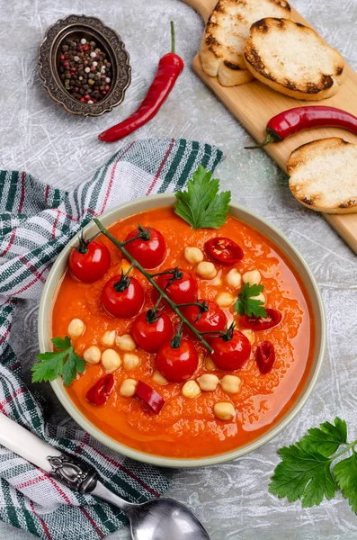 Червоний овочевий суп з нутом — стокове фото