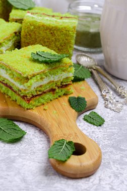 Geleneksel yeşil sünger kek