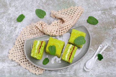 Geleneksel yeşil sünger kek