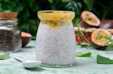 Chia tohumu ve tutku meyve ile Süt tatlısı