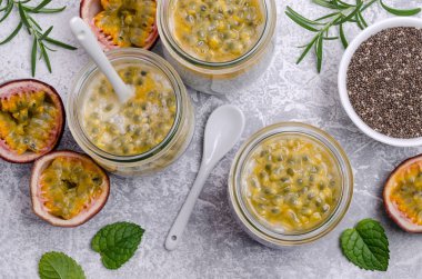 Chia tohumu ve tutku meyve ile Süt tatlısı