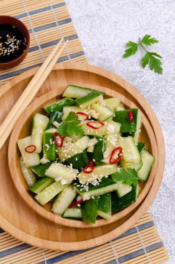 Baharatlı Çin salatalık salatası