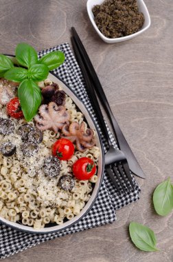 Ahtapotlu geleneksel makarna