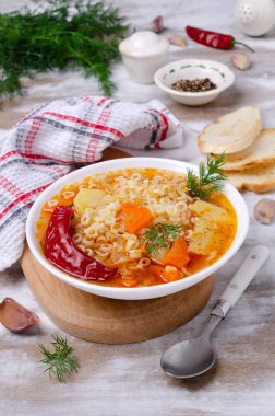 Makarna ile kalın sebze çorbası