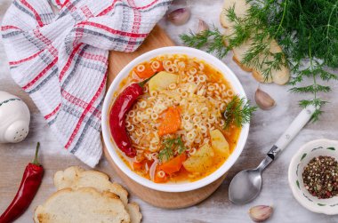 Makarna ile kalın sebze çorbası