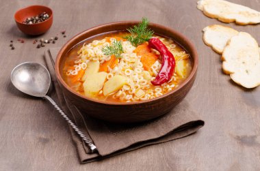 Makarna ile kalın sebze çorbası