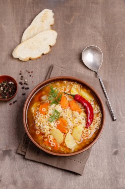 Makarna ile kalın sebze çorbası