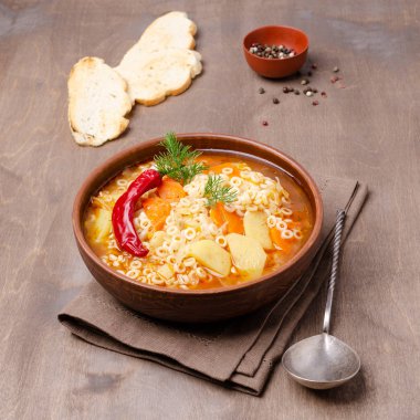 Makarna ile kalın sebze çorbası