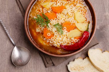 Makarna ile kalın sebze çorbası