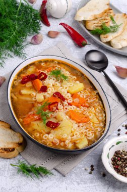 Makarna ile kalın sebze çorbası