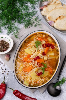 Makarna ile kalın sebze çorbası