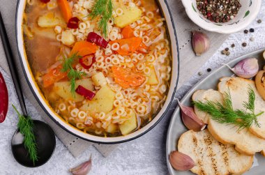 Makarna ile kalın sebze çorbası