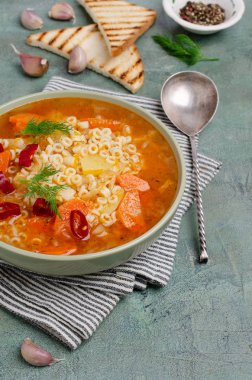 Makarna ile kalın sebze çorbası