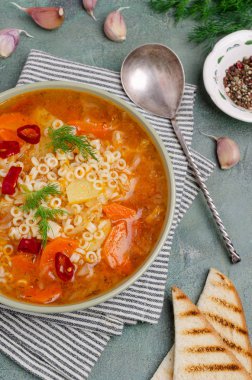 Makarna ile kalın sebze çorbası