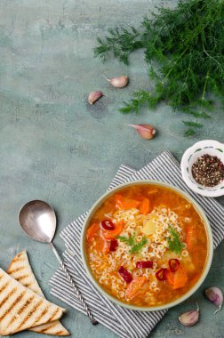 Makarna ile kalın sebze çorbası