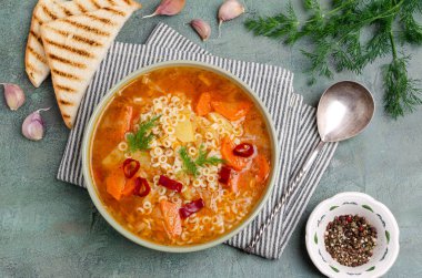 Makarna ile kalın sebze çorbası